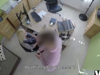 Vip4k. Belle Jeune Femme Donne Une Tête Et écarte Les Jambes Au Bureau De PrêT